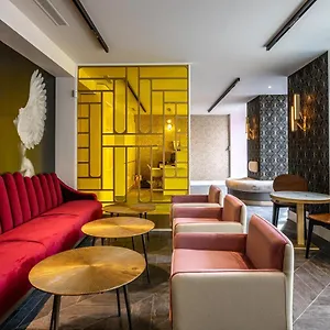 **** Hotel Nude - Color Vision Francia